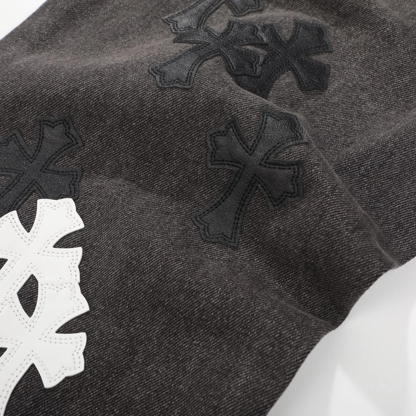 P280 Chrome Hearts city-limited flame black and white leather jeans need to be washed after the finished product is disassembled and hand-made with sheepskin cross leather and then spliced ​​together. The whole piece has too many craftsmanship to explain. The cabinet price is 34W+, the patchwork is decorated with cross flowers, and the high-waisted washed jeans! ! Absolutely high-end luxury products, 8W+ level god-level single products, super popular products, made with top heavy industry, a magic weapon that cannot be missed. About Kroxin This is an extremely luxurious fashion brand, which can also be called the aristocrats of the high street. It has always been an exclusive brand for some hipsters or rich second generation. Compared with ordinary high streets, it is more luxurious and noble. Compared with luxury brands, it has a more fashionable personality and has always been a brand that I have a special liking for. Size: 28 30 32 34 (corresponds to S-XL) Size chart: 28 Waist 76 Pants length 104 Hips 98 30 Waist 80 Pants length 105 Hips 102 32 Waist 84 Pants length 106 Hips 106 34 Waist 88 Pants length 107 Hips 110